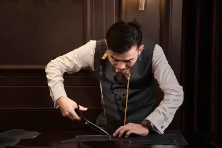 Duan Tailor - Conception du patron et coupe du tissu